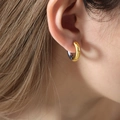 Orecchino a cerchio geometrico bicolore oro e argento su modella con stile moderno - Oro e Argento-1.8cm