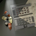 Détail d'autocollants nail art pied-de-poule avec nœuds 3D et strass sur marbre gris - Style Nœud Pied-de-Poule (CO-188)