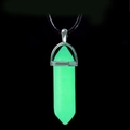 Pendente a prisma esagonale luminoso fluorescente verde che brilla nell'oscurità totale - Ciondolo + Cordino di Cera / Verde