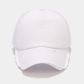 Dettaglio del cappellino trucker bianco con visiera vintage usurata e retro in mesh - Regolabile / Bianco