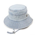 Detailansicht eines hellblauen Denim-Fischerhuts mit breiter Krempe und Windschutzkordel - 59cm / Hellblau