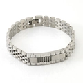 Bracciale da uomo in acciaio inossidabile argento con piastra lucida su sfondo bianco - Color Acciaio