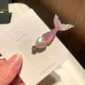 Dettaglio del fermaglio per capelli a sirena con scaglie laser e perla a cuore - 1# Coda di Sirena Cuore - Rosa