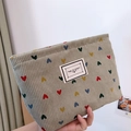 Beigefarbene Cord-Kosmetiktasche mit bunten Herz-Stickereien und Time to Party Label - Grün Mit Kleinen Herzen