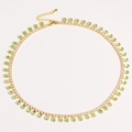 Detail van vergulde ketting met groene peervormige stenen en fonkelende zirkoon franjes - Appelgroen