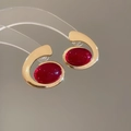 Detail van gouden C-vormige oorbellen met grote rode ovale hars edelstenen - Zilveren Naald Oorbellen-Goud-Rood-Small
