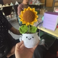 Handgefertigte gehäkelte Sonnenblume im Topf mit lächelndem Gesicht als Geschenk - 3-Kopf Große Sonnenblume Topfpflanze