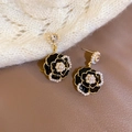 Nahaufnahme der Kamelien-Ohrringe mit schwarzem Emaille, Perle und Kristalldetails - Silbernadel Emaille Strass Perle Blume Ohrringe (Schwarz) (6#)