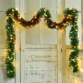Ghirlanda di Natale artificiale verde con luci LED calde su una porta bianca vintage - Personalizzato (Contattare il servizio clienti)