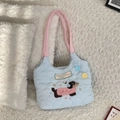 Detalle del bolso acolchado azul claro con asas rosas, bordado de perro y botones de colores - Azul claro
