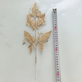 Vue détaillée d'une feuille décorative dorée de 32cm avec ruban de mesure - Feuille Creuse Dorée
