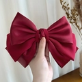 Détail macro d'un luxueux nœud papillon en satin bordeaux avec texture de soie élégante - Avec pince / Bordeaux