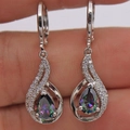 Boucles d'oreilles goutte en topaze mystique arc-en-ciel avec accents de cristal blanc - Paire de Gouttes d'Eau Arc-en-ciel Mystique (A6307)