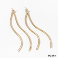 Dettaglio di orecchini a nappa dorati con zirconi lucidi per un look di lusso - Orecchini Dorati (D2263)