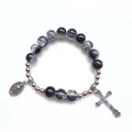Dettaglio del bracciale con perle di vetro nere e un ciondolo a forma di croce in argento - Stile 9 (Nero Texturizzato)