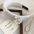 Detail of plush floral headband with pearls and handmade label on soft fabric - Flocking 3D Flower Pearl Style / White