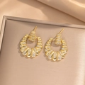 Pendientes dorados en forma de abanico con circonitas blancas y acabado elegante de seda - Pendientes de Botón de Concha Dorada (249)