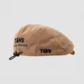 Detail van corduroy baret voor kinderen met borduursel aan de zijkant en trekkoord - 52cm (2-5 Jaar) / Khaki