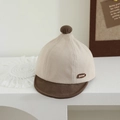 Dettaglio del ricamo laterale 'good' su questo cappellino bicolore retrò per bimbi - 48-50cm (1-2 anni) / Bianco Sporco