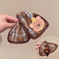 Pinza para el pelo a cuadros marrones con osito y vista detallada del reverso - Pinza triangular de oso / Pinza de cuadros de oso con sombrero amarillo