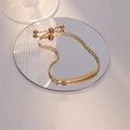 Détail du bracelet réglable en acier titane doré avec barre gravée LOVE DREAM - Or rose
