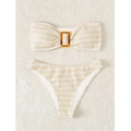 Bikini bandeau a rayas con detalle de anillo de ámbar sobre fondo de felpa suave - S / Color Piel