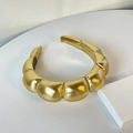 Diadema de cuero PU dorado con diseño acolchado estilo nube para un acabado metálico - Dorado