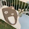 Detail einer handgestrickten Tragetasche mit Blumenmuster auf einer Gartenbank - Khaki