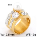 Bague maille multicouche plaquée or avec perle blanche de 8mm et zircons clairs - US 6 / Style de Pierre Principale de Perle à Trois Couches d'Or (KR33255-K)