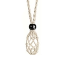 Dettaglio della collana a gabbia in rete intrecciata a mano con perla nera in corda beige - Collana / Bianco