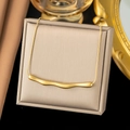 Elegante goldene Halskette mit gebogenem Stabananhänger in einer beigen Schmuckbox - [XLH613] Unregelmäßige Bar Halskette Gold