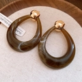 Pendientes de gota en resina jaspeada verde oliva con perno de bola dorada - Pendientes de gota / Pin de plata-Verde