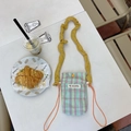 Détail du mini sac à bandoulière à carreaux avec sangle plissée jaune et cordon latéral - Carreaux Verts