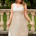 Détail de la robe grande taille à paillettes dorées avec col en V et taille ajustée - XL / Abricot