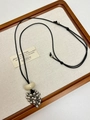 Détail du collier grappe de raisin avec boules argentées et cordon ciré noir - Style F Collier de Perles Agate Blanche