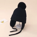 Détail du bonnet en tricot noir avec protection d'oreilles et grand pompon en fausse fourrure - 5-12 Ans / Noir