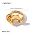 Detalle de un anillo geométrico bañado en oro con dimensiones 1,68 cm y peso de 10,16 g - US 6 / Estilo de Onda Curva Dorada (JDR2304022)
