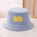 Dettaglio delle cuciture rinforzate e della scritta gialla Good Lucky sul cappello azzurro - 52cm (2-5 Anni) / Azzurro