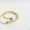 Detailaufnahme des vergoldeten Rings mit Türkis-Auge und glatter goldener Perle - Blauer Zirkonia Ring (JZ0379-2)