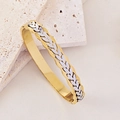 Detalle de brazalete bicolor oro y plata con diseño de hojas en relieve y bordes ondulados - Hoja