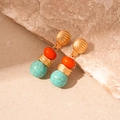 Detalle de pendientes boho vintage con cuentas de turquesa sobre piedra cálida - Aguja de Plata-Pendientes Geométricos en Bloques de Color