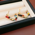 Detalle de pendientes vintage dorados en forma de C con cuentas de colores en estuche - Poste de plata - Dorado - Colorido