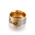 Breiter vergoldeter Ring mit schwarzem Love-Schriftzug und rechteckigem Zirkonia-Besatz - US 6 / Rechteckiger Pavé-Zirkonia-Stil (KR42664-K)