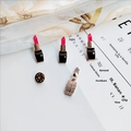 Dettaglio di tre spillette smaltate a rossetto con cuori e chiusura a farfalla - Lipstick