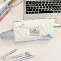 Dettaglio dell'astuccio bianco trapuntato lucido con cerniera blu e fiocchi decorativi - Quadretti Bianco Crema