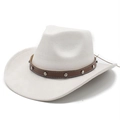 Dettaglio del cappello da cowboy in camoscio con cinturino in pelle marrone e borchie - crema