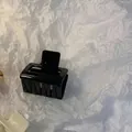 Minimalistische quadratische Haarklammer in glänzendem Schwarz für elegantes Haarstyling - Glänzendes Schwarz