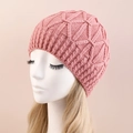 Rosafarbene Strickmütze für Damen mit geometrischem Zopfmuster auf hellem Grund - Einheitsgröße / Rosa
