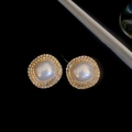 Nahaufnahme der Vintage Goldohrringe mit weißem Tigerauge-Stein und glänzenden Strasssteinen - 22# Silber-Ohrstecker - Gold - Weiß