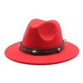 Détail d'un chapeau fedora rouge avec bande en cuir marron et ornements turquoise - Rouge